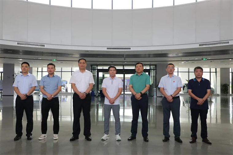 j9国际站陪同舒华体育来滨考察体育产业发展情况